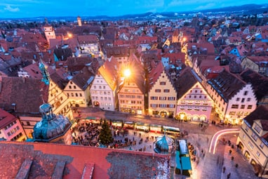 rothenburg-o-d-tauber.jpg Luftaufnahme einer Stadt mit vielen beleuchteten Häusern in der Abenddämmerung.