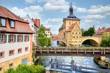 Historisches Gebäude auf Brücke mit Fluss, Altstadt Hintergrund.