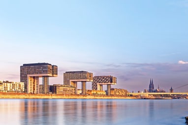 Moderne Kranhäuser am Rheinufer in Köln bei Sonnenuntergang.
