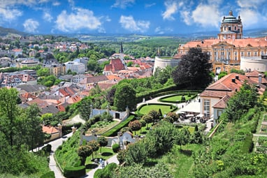 Ansicht von Melk mit Stift und Gärten, blauer Himmel.