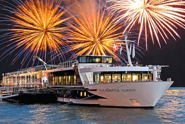 Schiff auf einem See mit buntem Feuerwerk im Hintergrund.