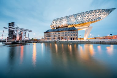 Moderne Architektur des Antwerpener Hafenhauses bei Dämmerung.