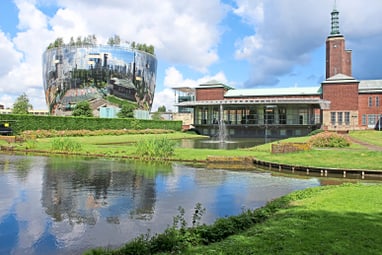 Spiegelndes kugelförmiges Gebäude mit modernem Design bei sonnigem Himmel.