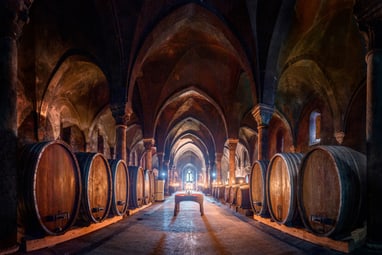 wein-geschichten-und-stille-vereint-im-hospitalkeller-von-kl.jpg Historischer Weinkeller mit Holzfässern und gotischen Bögen.