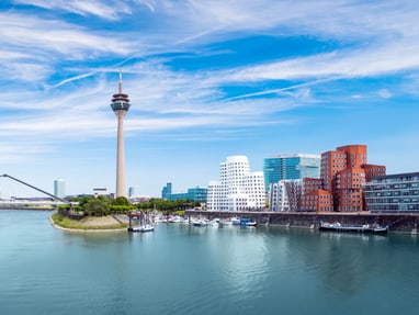 medienhafen-duesseldorf-magnet-fuer-zukunftsbranchen-und-sze.jpg Panorama des Rheinturms und Medienhafens in Düsseldorf.
