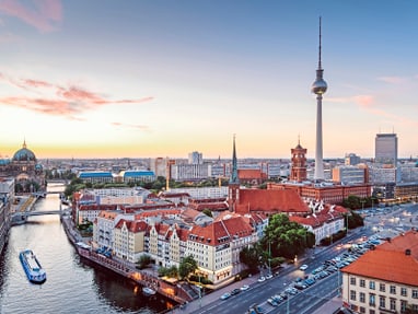 Berlin Stadtansicht bei Sonnenuntergang mit Fernsehturm und Spree.