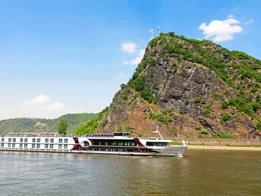 loreley-sagenumwobener-felsen-am-rhein-wo-natur-und-legende.jpg Kreuzfahrtschiff vor Loreley-Felsen auf Rhein.