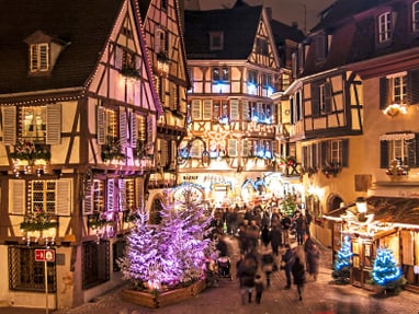 colmar.jpg Weihnachtlich beleuchtete Fachwerkhäuser mit Menschenmenge.