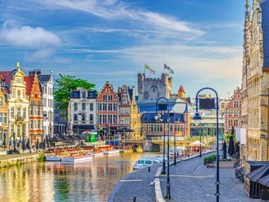 die-flaemische-kaufmannsstadt-gent.jpg Malerische Stadtansicht mit bunten alten Gebäuden entlang eines Kanals.
