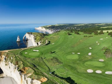 club-golf-detretat.jpg Panoramablick auf Golfplatz an Küstenklippen mit Meer.
