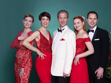 the-sam-singers.jpg Fünf Personen in eleganter Abendkleidung posieren vor einem grünen Hintergrund.