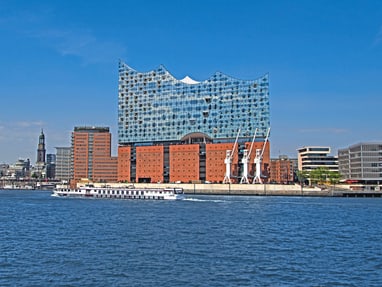 Elbphilharmonie in Hamburg mit Schiff auf der Elbe.