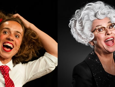 excellence-comedy-cruise-no-1-7.png Zwei lächelnde Frauen in Kostümen vor schwarzem Hintergrund.