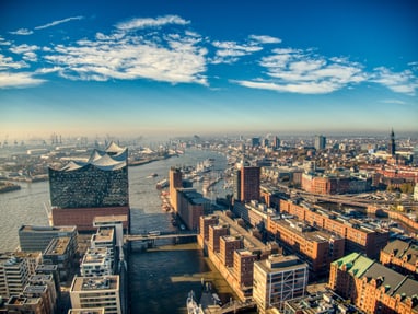 hamburg.jpg Luftaufnahme von Hamburg mit Elbphilharmonie und Hafen.