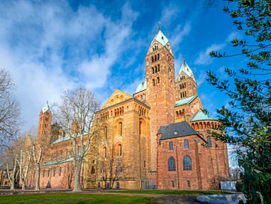 speyer-mit-dom.jpg Speyerer Dom mit blauem Himmel im Hintergrund.