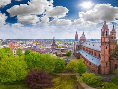 dom-st-martin-mainz.jpg Panoramablick auf eine Stadt mit einer grossen Kirche und grünem Park.