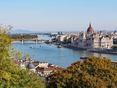 budapest.jpg Panoramablick auf Fluss und Gebäude einer Stadt.