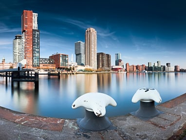 twerenbold_78595.jpg Hafenansicht mit Hochhäusern am Wasser in Rotterdam.
