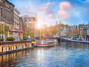Kanallandschaft in Amsterdam bei Sonnenuntergang.