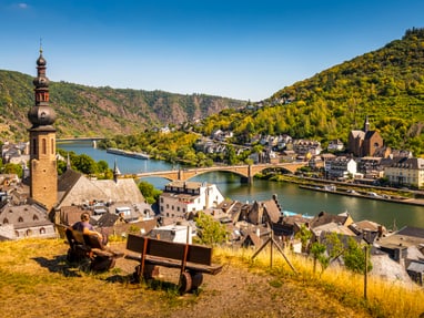 blick-auf-cochem-und-die-mosel.jpg Ausblick auf Cochem mit Mosel, Kirche, Brücke und Hügeln.