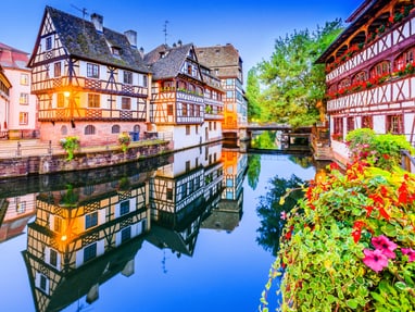 strassburg.jpg Malerische Fachwerkhäuser am Wasserkanal in Strassburg.