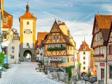 rothenburg-ob-der-tauber.jpg Malerische Altstadtstrasse mit Fachwerkhäusern und Turm.