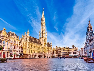 twerenbold_78099.jpg Historischer Platz mit grossen Gebäuden und blauem Himmel.
