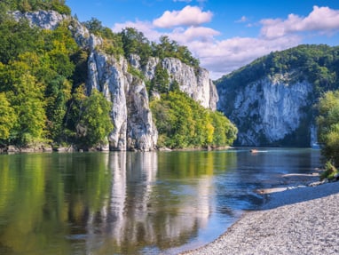 donaudurchbruch-die-tiefste-und-engste-stelle-der-bayerische.jpg Fluss mit Felsen und Bäumen an einem sonnigen Tag.