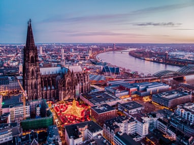 koeln.jpg Luftaufnahme des Kölner Doms und der Stadt am Rhein bei Sonnenuntergang.
