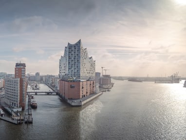 die-elbphilharmonie-wahrzeichen-der-stadt-hamburg.jpg Panoramablick auf den Hamburger Hafen mit der Elbphilharmonie.