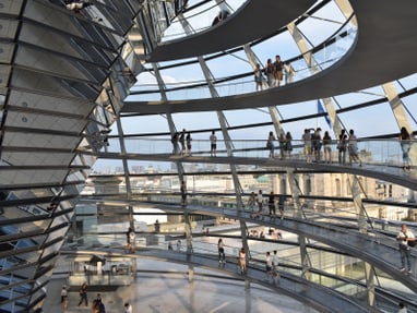 twerenbold_99972.jpg Innenansicht der Glaskuppel mit Besuchern auf spiralförmigen Wegen.
