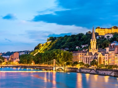 lyon-ist-bekannt-fuer-ihre-gastronomie-und-altstadt-vieux-ly.jpg Abendansicht von Lyon mit Fluss, Brücke und Kirche.