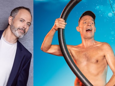 Drei Männer posieren humorvoll, einer mit Wasserrohr.