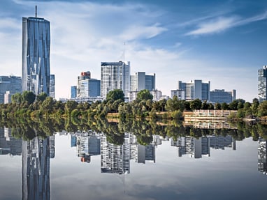 donau-reigen-koestlich-und-urkomisch-11.jpg Wiener Skyline mit spiegelndem Wasser.
