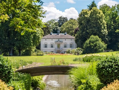 alte-gemuesesorten-europas-groesste-iris-sammlung-englischer.jpg Herrenhaus im Park mit Brücke und Teich.