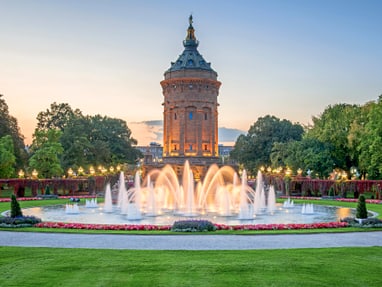 mannheim.jpg Wasserturm in Mannheim mit Springbrunnen und Gartenanlage.