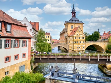 bamberg.jpg Historisches Gebäude auf Brücke mit Fluss, Altstadt Hintergrund.