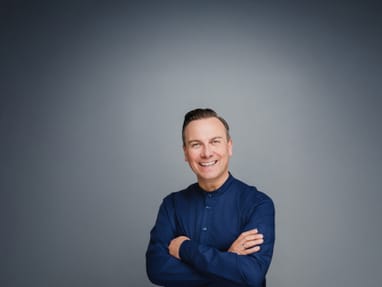 das-excellence-gourmetfestival-4.jpg Person in blauem Hemd vor grauem Hintergrund.