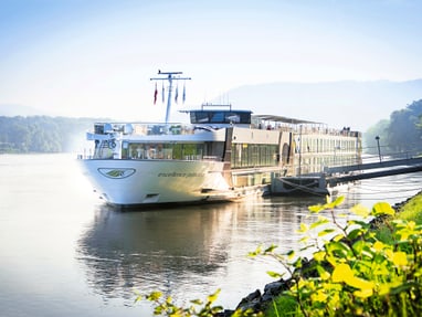 die-excellence-princess-auf-dem-rhein.jpg Flusskreuzfahrtschiff auf ruhigem Fluss bei sonnigem Wetter.