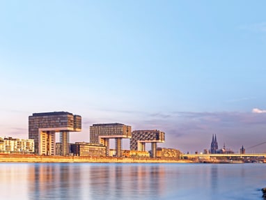 Moderne Kranhäuser am Rheinufer in Köln bei Sonnenuntergang.