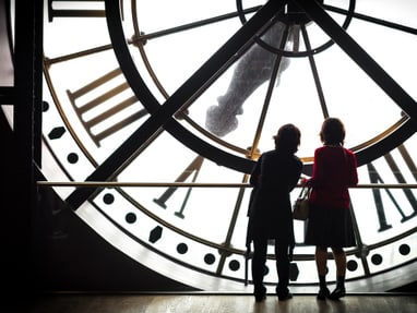 das-musee-dorsay-frueher-bahnhofsgebaeude-heute-kathedrale-d.jpg Zwei Personen vor grosser Uhr im Gebäudeinneren.