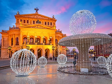 frankfurt.jpg Beleuchtetes Opernhaus und Brunnen mit Lichterkugeln in der Abenddämmerung.