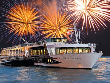 Schiff auf einem See mit buntem Feuerwerk im Hintergrund.