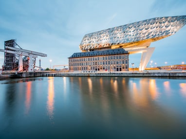 Moderne Architektur des Antwerpener Hafenhauses bei Dämmerung.