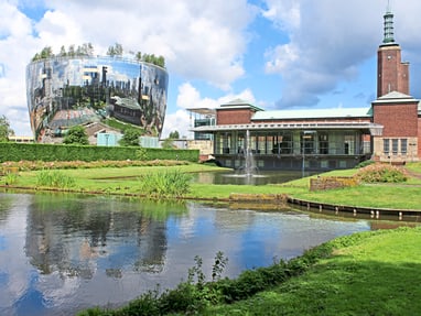 das-kunstdepot-boijmans-van-beuningen-in-rotterdam.jpg Spiegelndes kugelförmiges Gebäude mit modernem Design bei sonnigem Himmel.
