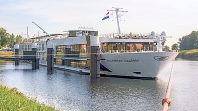 excellence-countess.jpg Ein grosses Schiff ist an einem Flussufer vertäut.