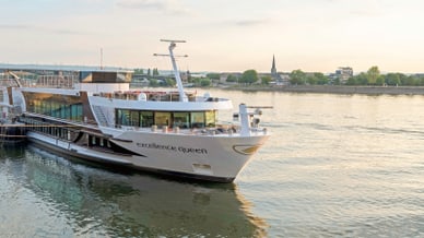 Flusskreuzfahrtschiff auf dem Wasser bei Sonnenuntergang.