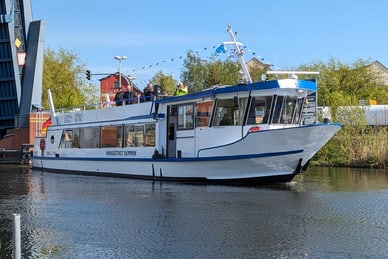 ins-reich-der-seeadler-4.jpg Weisse Fähre fährt auf einem Fluss unter blauem Himmel.