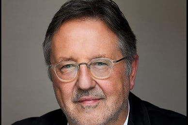 vier-literaturstaedte-buchmesse-26-2.jpg Mann mit Brille in Anzug und Hemd.