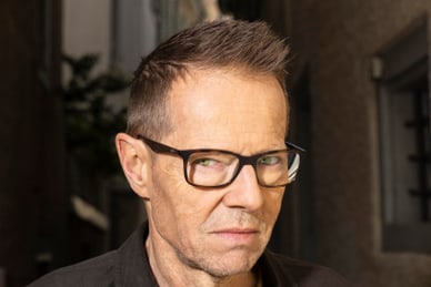 excellence-comedy-cruise-no-1-2.jpg Person mit Brille steht in einem schmalen Durchgang.